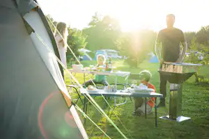 Campingplatz Trixi Ferienpark - Camper Familie grillt auf dem Zeltplatz vom Campingplatz