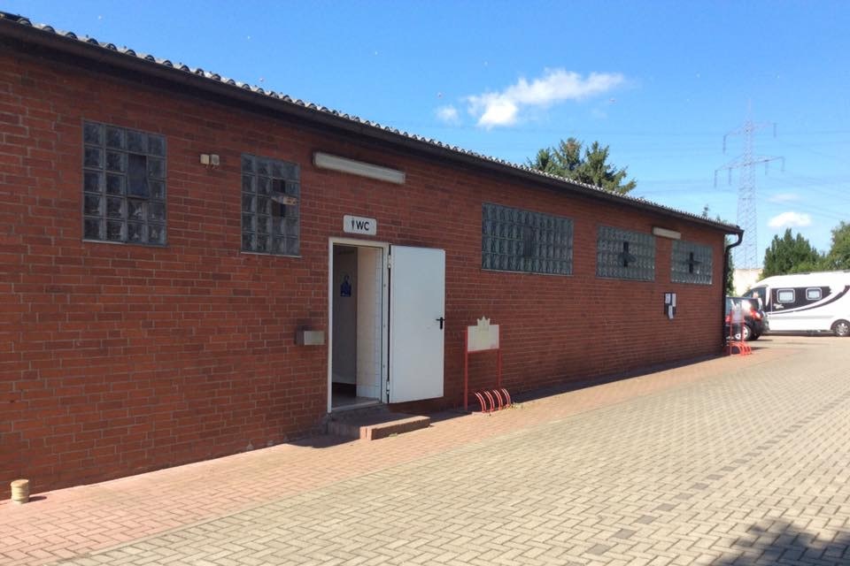 Campingplatz Uentrop Helbach - Sanitärgebäude mit Waschbecken, Spiegel, Toiletten und Duschen