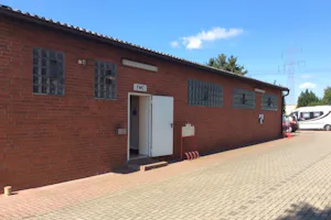 Campingplatz Uentrop Helbach - Sanitärgebäude mit Waschbecken, Spiegel, Toiletten und Duschen