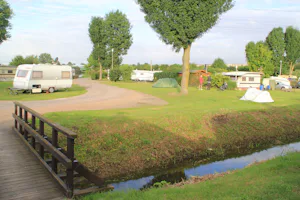 Campingplatz Uentrop Helbach - Stellplätze und Zeltwiese auf dem Campingplatz am Fluss
