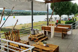 Campingplatz Uferwiese - Überdachte Terrasse auf dem Campingplatz