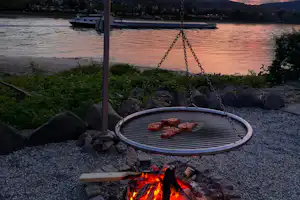 Campingplatz Uferwiese - Grillecke mit Blick auf Ufer für Gäste vom Campingplatz