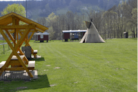 Campingplatz Uhlstädt - Picknicktische auf der Wiese