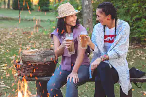 Campingplatz und Strandbad Hasse - Gäste am Lagerfeuer auf dem Campingplatz