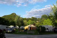Campingplatz Unter dem Jenzig  -  Wohnwagen- und Zeltstellplatz vom Campingplatz zwischen Bäumen