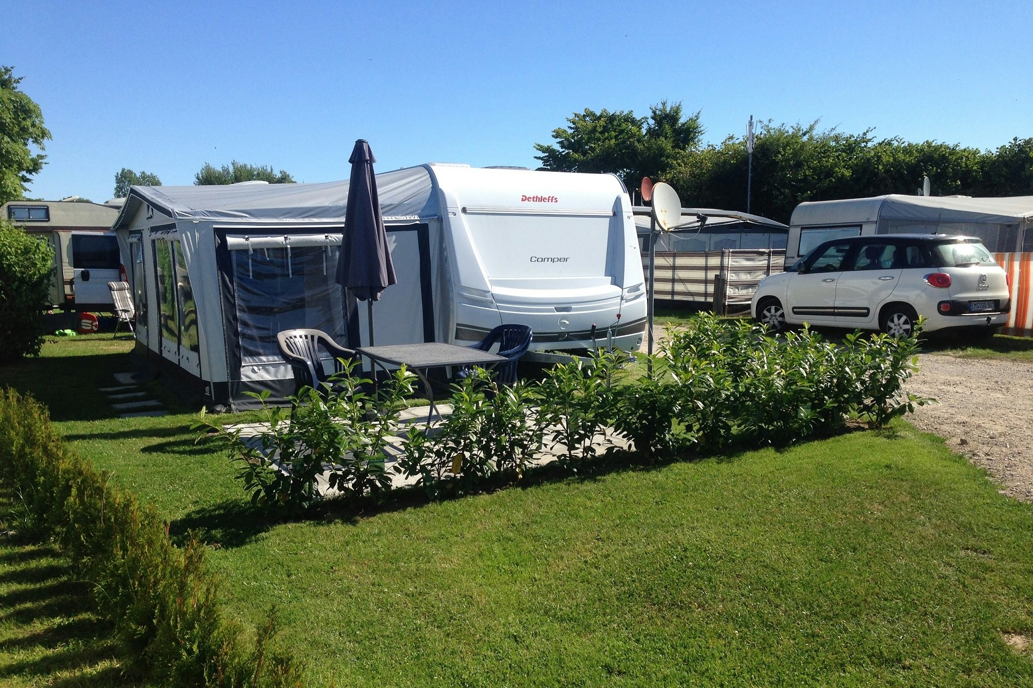 Campingplatz Wackerballig  -  Wohnwagen auf dem Stellplatz vom Campingplatz im Grünen