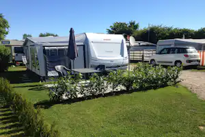 Campingplatz Wackerballig - Wohnwagen auf dem Stellplatz vom Campingplatz im Grünen