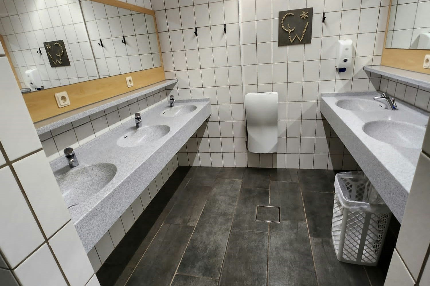 Camping Waldfrieden - Sanitärbereich mit Waschbecken und Spiegel