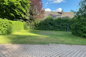 Camping Waldfrieden - Standplatz auf grüner Wiese umgeben von kleinen Hecken