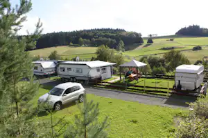 Campingplatz Wallenstein - Wohnwagen- und Zeltstellplatz auf grüner Wiese auf dem Campingplatz