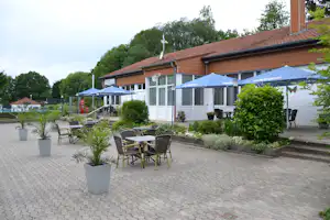 Campingplatz Walsheim - Außenansicht des Campinghauses mit Terrasse