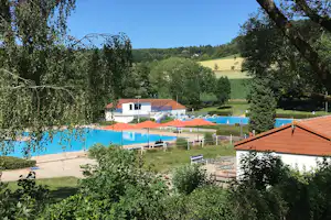 Campingplatz Walsheim - Blick auf das Freibad mit Liegestühlen und Sonnenschirmen