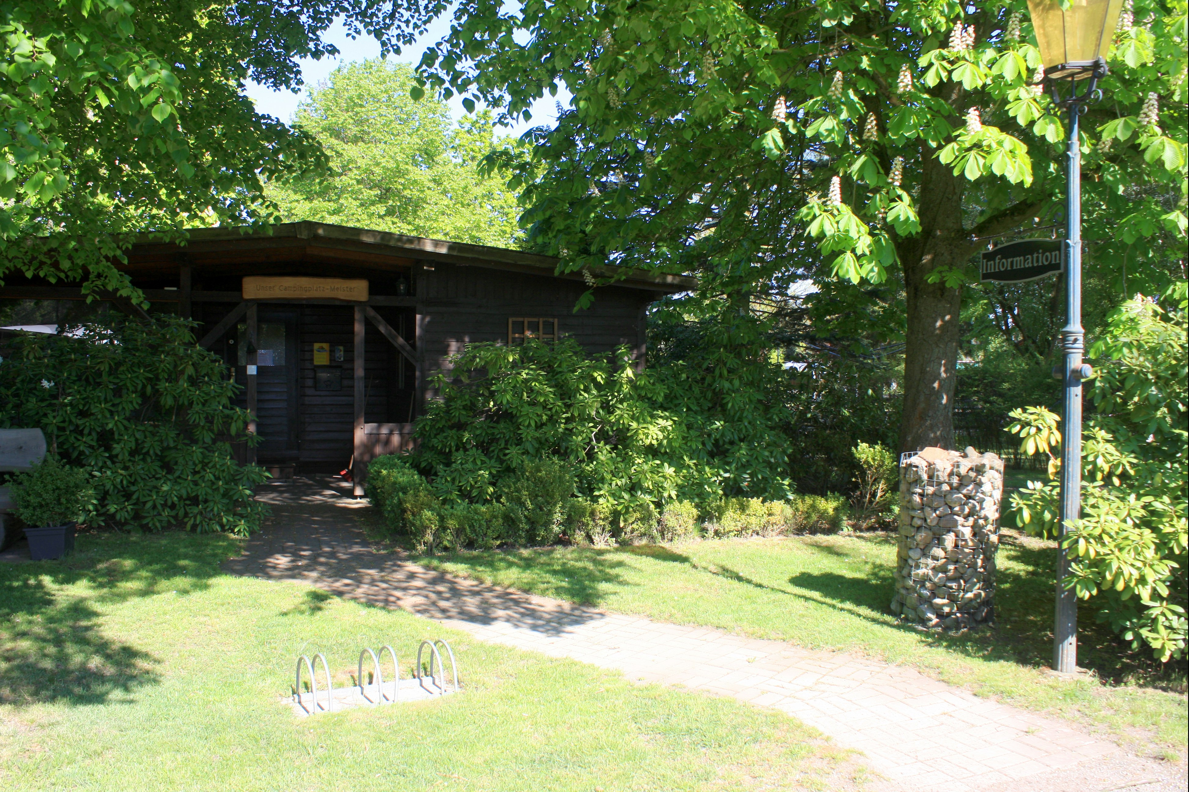 Camping Waßmann  Campingplatz Waßmann - Eingang des Campingplatzes im Grünen