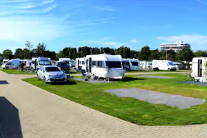 Campingplatz Wattenlöper - Stellplätze auf grüner Wiese auf dem Campingplatz