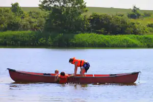 Campingplatz Wees - Kinder in einem Kanu auf dem Wasser