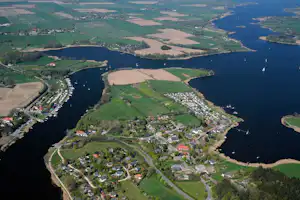 Campingplatz Wees - Luftaufnahme auf den Campingplatz und die umliegenden Ortschaften am Ostseefjord