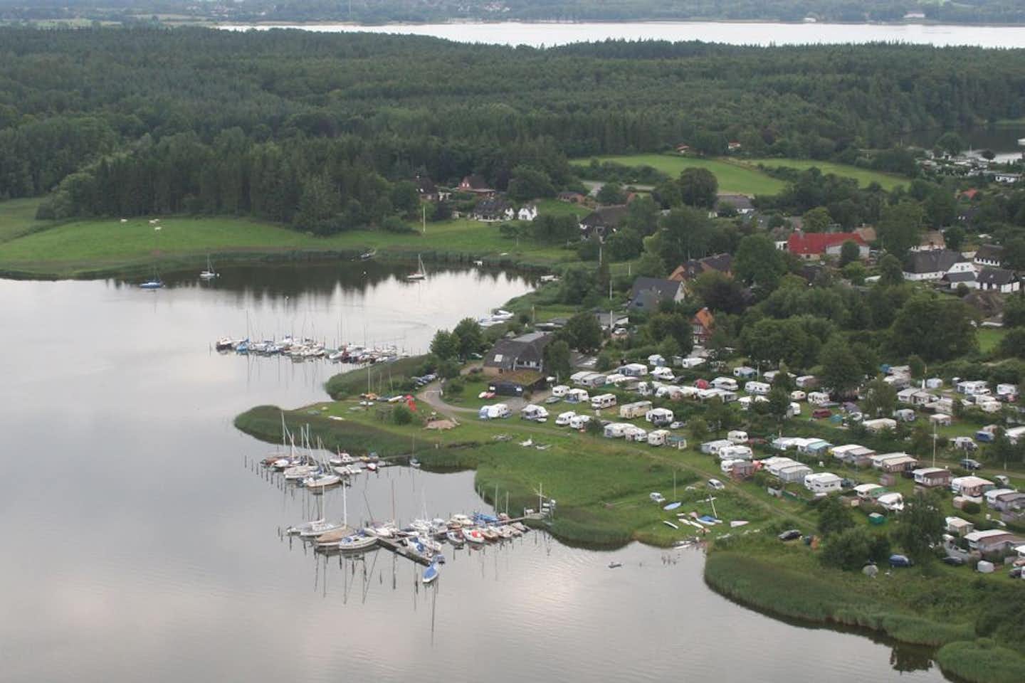 Campingplatz Wees - Luftaufnahme des Campingplatzes mit Bootsanlegern am Ostseefjord