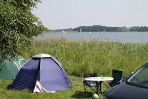 Campingplatz Wees - Zelte auf dem Campingplatz in der Nähe des Wassers