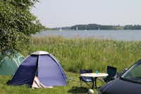 Campingplatz Wees - Zelte auf dem Campingplatz in der Nähe des Wassers
