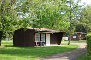 Campingplatz Weißensee - Wohnbungalow auf dem Campingplatz zwischen Bäumen
