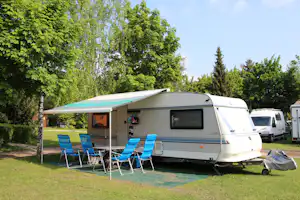 Campingplatz Weißensee - Wohnwagen mit Sitzgelegenheiten davor