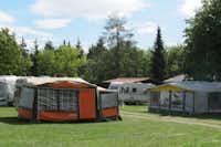 Campingplatz Weißensee - Wohnwagen mit Vorzelten auf dem Campingplatz