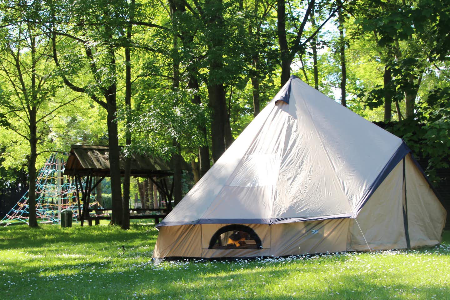 Campingplatz Weißensee - Zelt auf dem Stellplatz mit Kletternetz für Kinder im Hintergrund