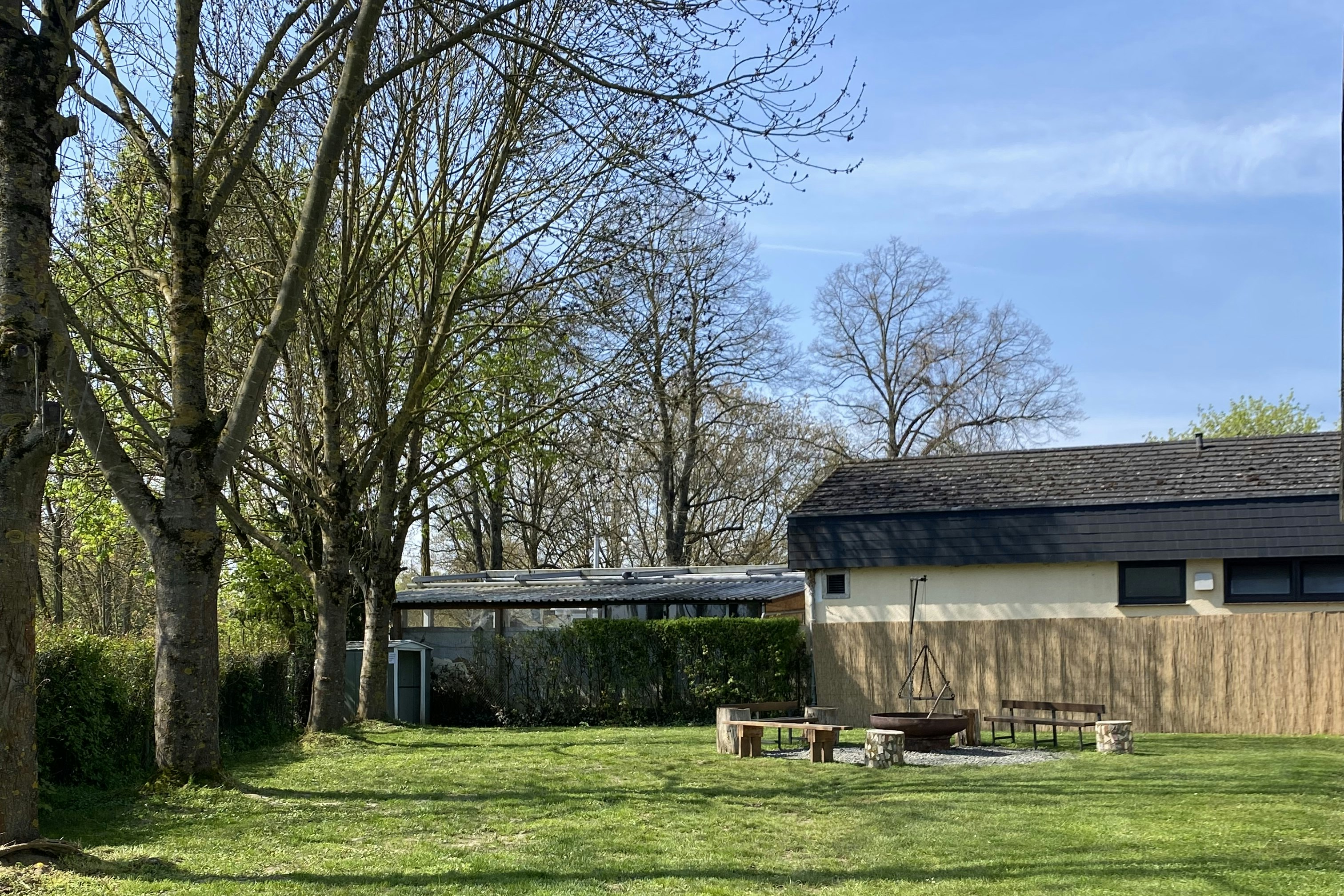 Campingplatz Wetzlar - Zeltwiese mit Feuerstelle auf dem Campingplatz