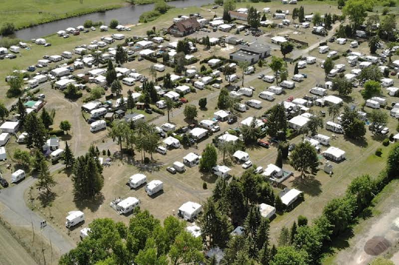 Campingplatz Winsen - Blick auf den Campingplatz am Fluss Luftaufnahme