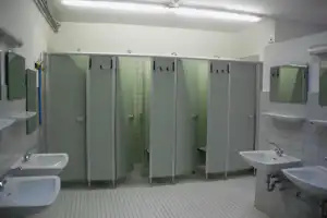 Campingplatz Winsen - Sauberes Sanitärgebäude mit WC Kabinen auf dem Campingplatz