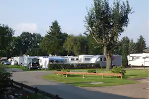 Campingplatz Winsen - Wohnwagenstellplätze zwischen den Bäumen auf dem Campingplatz