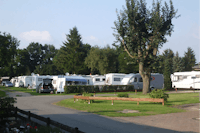 Campingplatz Winsen - Wohnwagenstellplätze zwischen den Bäumen auf dem Campingplatz