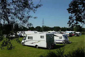 Campingplatz Winsen - Wohnwagenstellplatz auf grüner Wiese auf dem Campingplatz