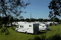 Campingplatz Winsen - Wohnwagenstellplatz auf grüner Wiese auf dem Campingplatz