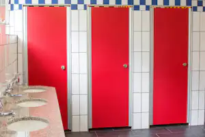 Campingplatz Wusterhausen - Sanitärbereich vom Campingplatz mit Waschbecken und Toilettenkabinen