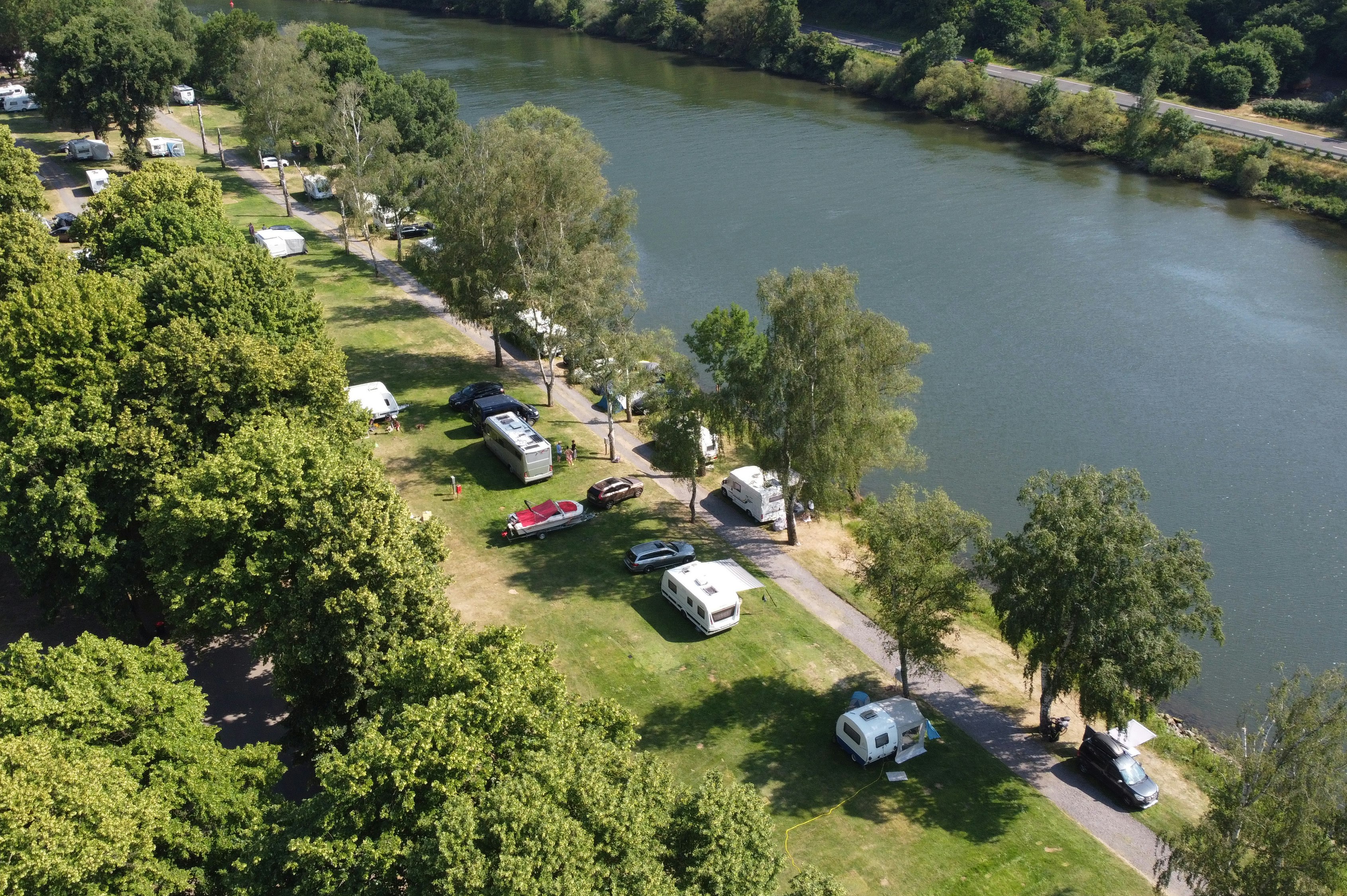Ferieninsel Winningen  - Campingplatz am Wasser aus der Vogelperspektive