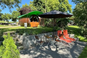 Ferieninsel Winningen - Schlaffass mit Terrasse auf dem Campingplatz