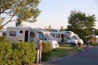 Campingplatz Zur Perle - Wohnmobil- und  Wohnwagenstellplätze auf der Wiese