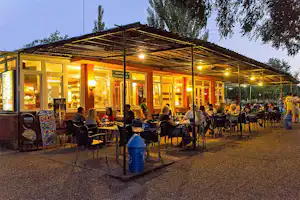 Campingred El Astral - Restaurant mit Terrasse am Abend