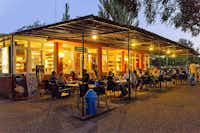 Campingred El Astral  -  Restaurant mit Terrasse am Abend