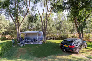 Campingred El Astral - Wohnwagen auf dem Stellplatz vom Campingplatz im Grünen