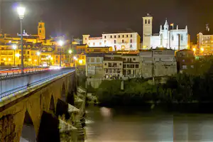 Campingred El Astral - Blick vom Campingplatz auf die Stadt Tordesillas am Fluss Douro bei Nacht