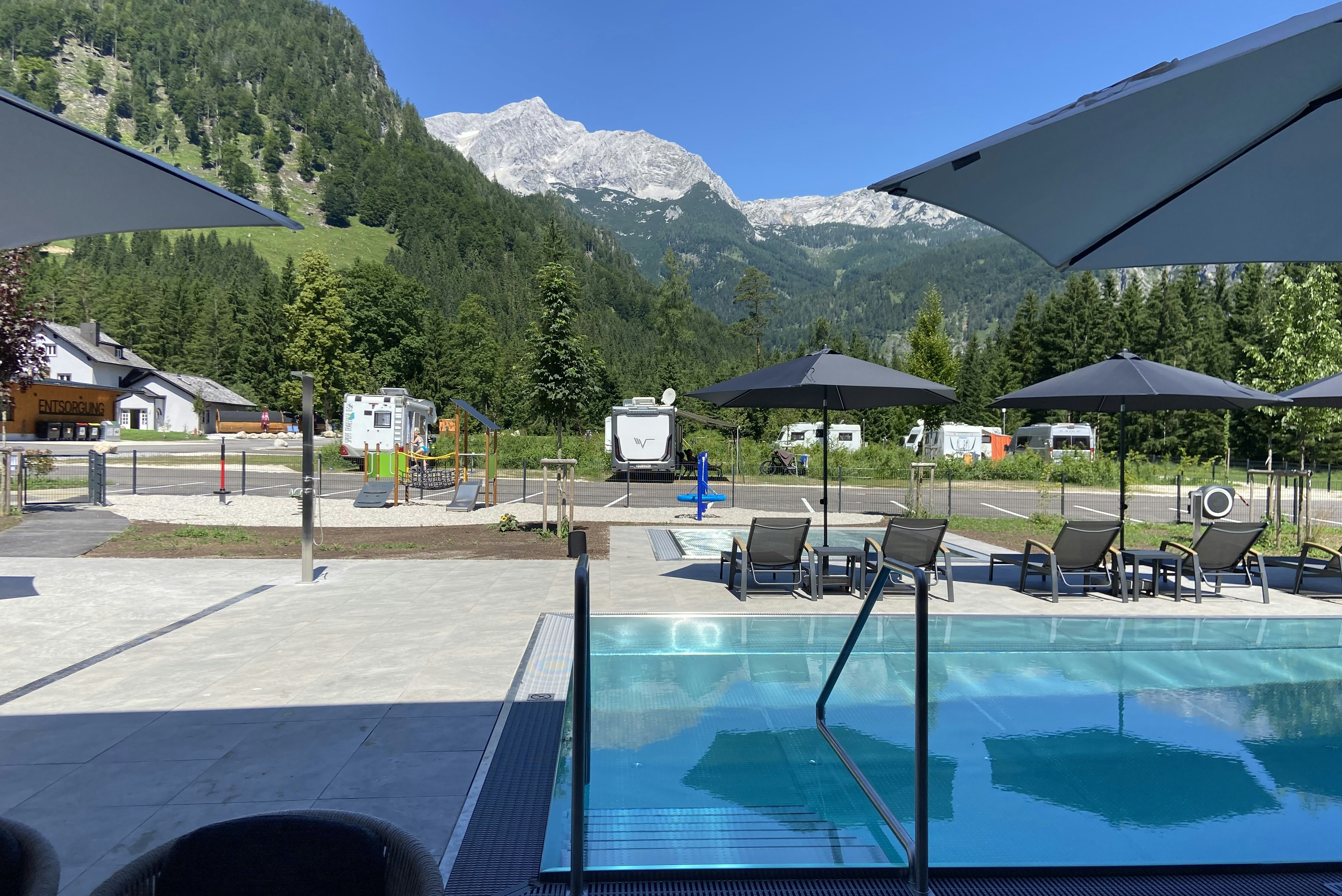 Campingresort Hinterstoder  - Pool im Freien mit Liegestühlen und Sonnenschirmen