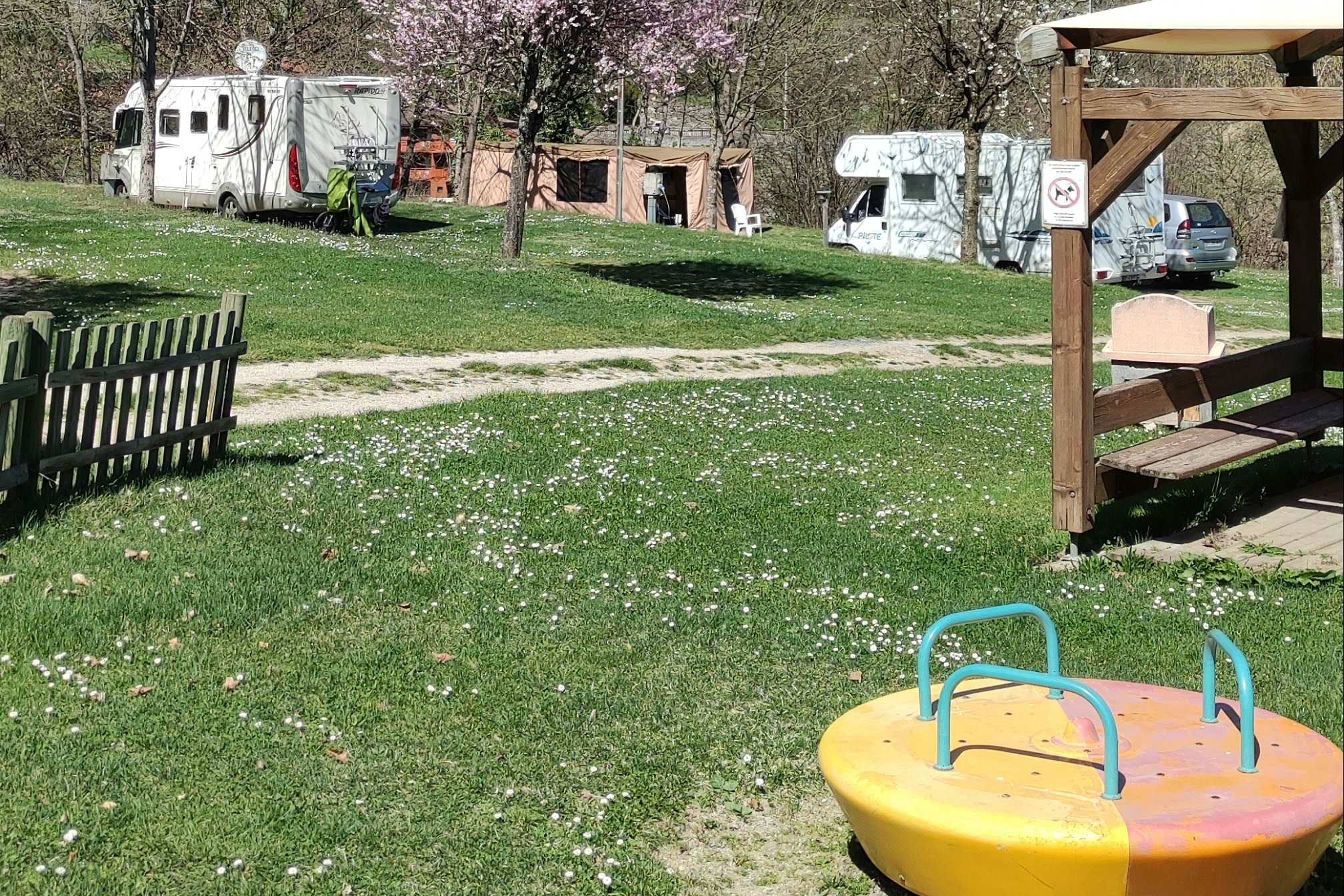 Camplodge 3 Vallées - Spielplatz und Standplätze im Hintergrund