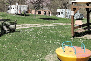 Camplodge 3 Vallées - Spielplatz und Standplätze im Hintergrund