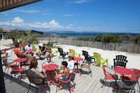 Campéole Eurosurf  -  Camper auf der Terrasse vom Restaurant auf dem Campingplatz mit Blick auf das Mittelmeer