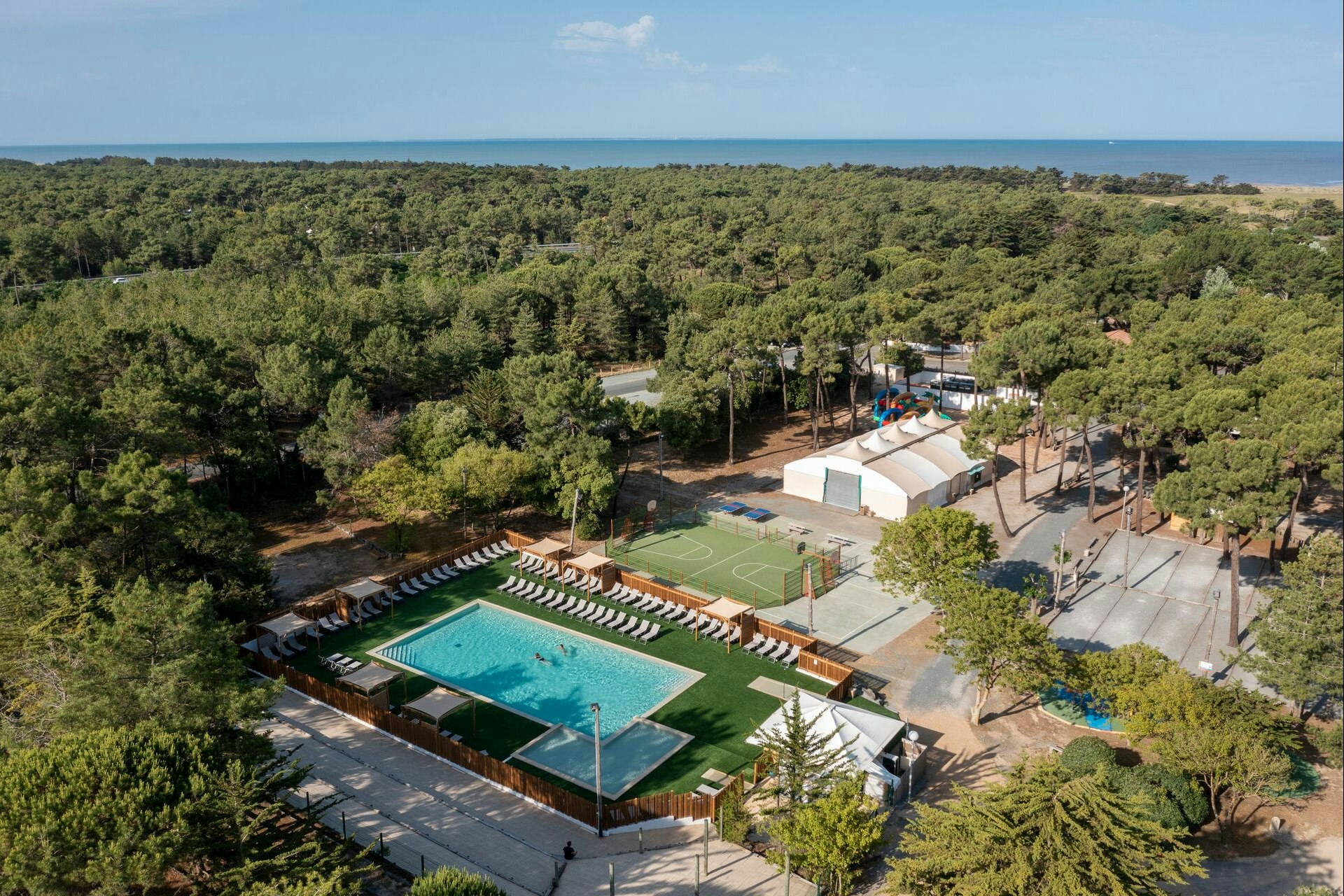 Camping Sandaya La Grande Côte  - Luftaufnahme des Campingplatzes mit Pool und Sportplatz