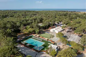 Camping Sandaya La Grande Côte - Luftaufnahme des Campingplatzes mit Pool und Sportplatz