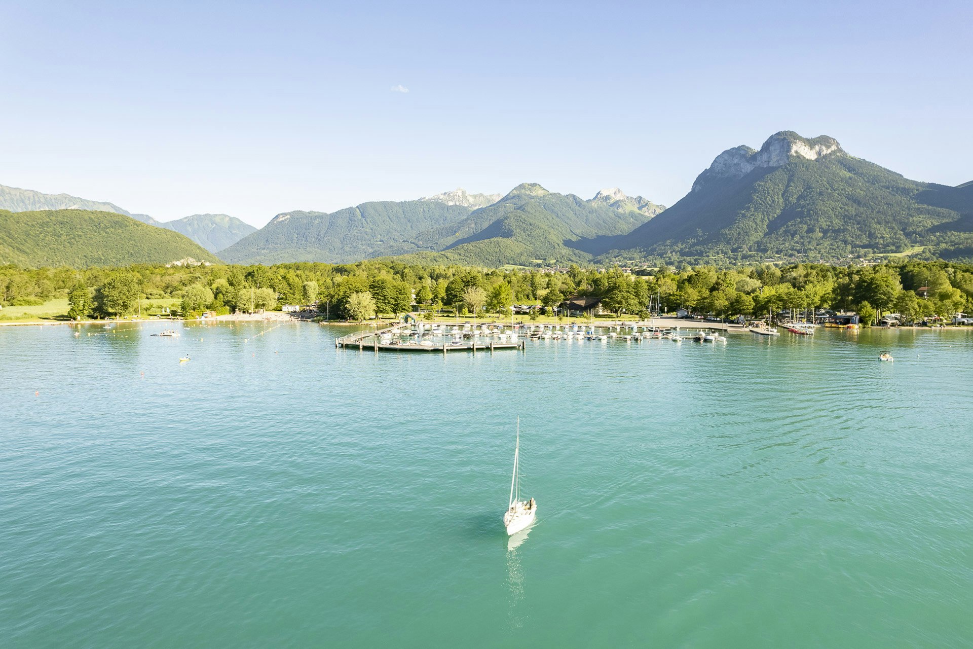 Camping Sandaya La Nublière  Campéole La Nublière - Blick auf den See mit Bootsanlegestelle