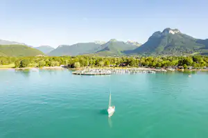 Camping Sandaya La Nublière Campéole La Nublière - Blick auf den See mit Bootsanlegestelle